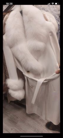 Biały płaszcz z naturalnym lisem