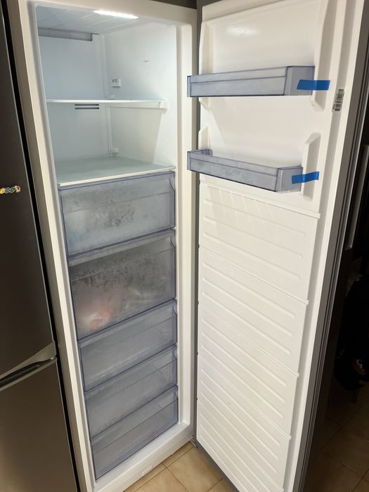 Arca congeladora vertical cinzenta