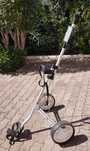 Foldable golf trolley as new / Carrinho de golfe dobrável como novo