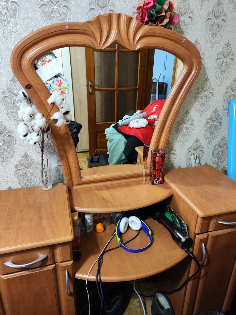 Зеркало , косметичний столик