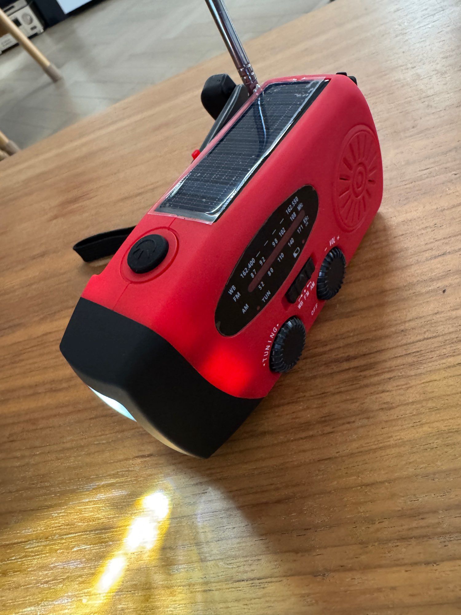 Rádio de Emergência Multifunções com Lanterna LED e Power Bank 1000mAh