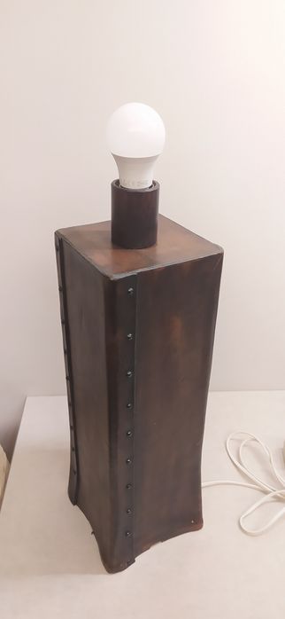 Lampa stojąca ze skóry