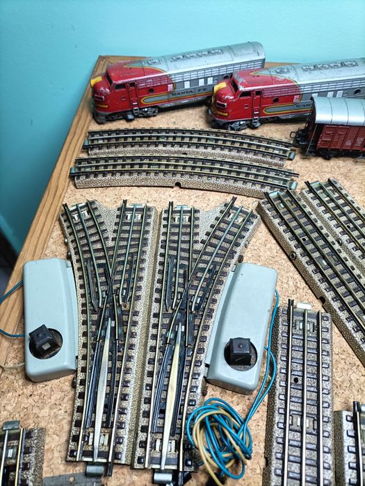 conjunto da marca Marklin linhas desvios passagem de nivel vagon máqui