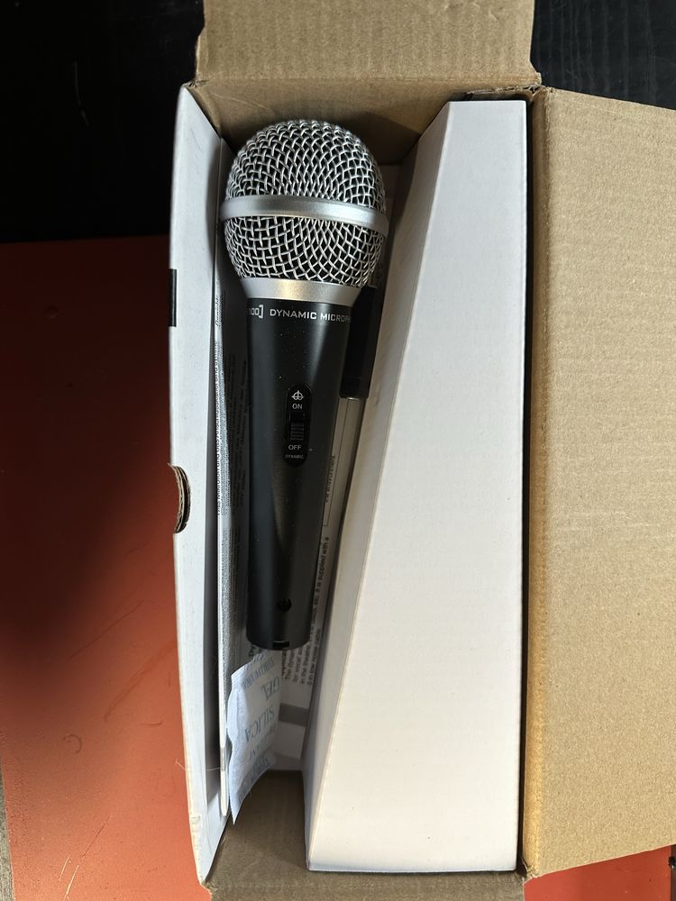 Desktop konnekt 6 z karta dźwiękową i mikrofonem