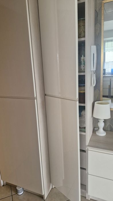 Szafka stojąca z półkami.