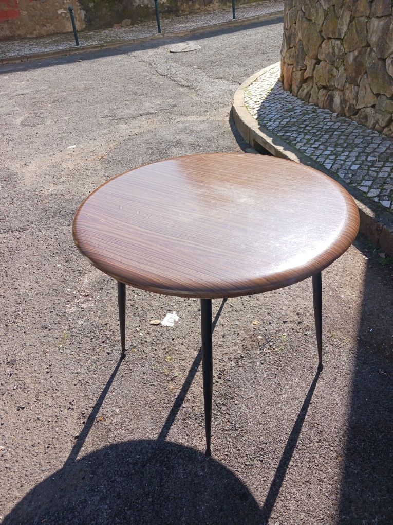 Mesa olaio com pés em ferro