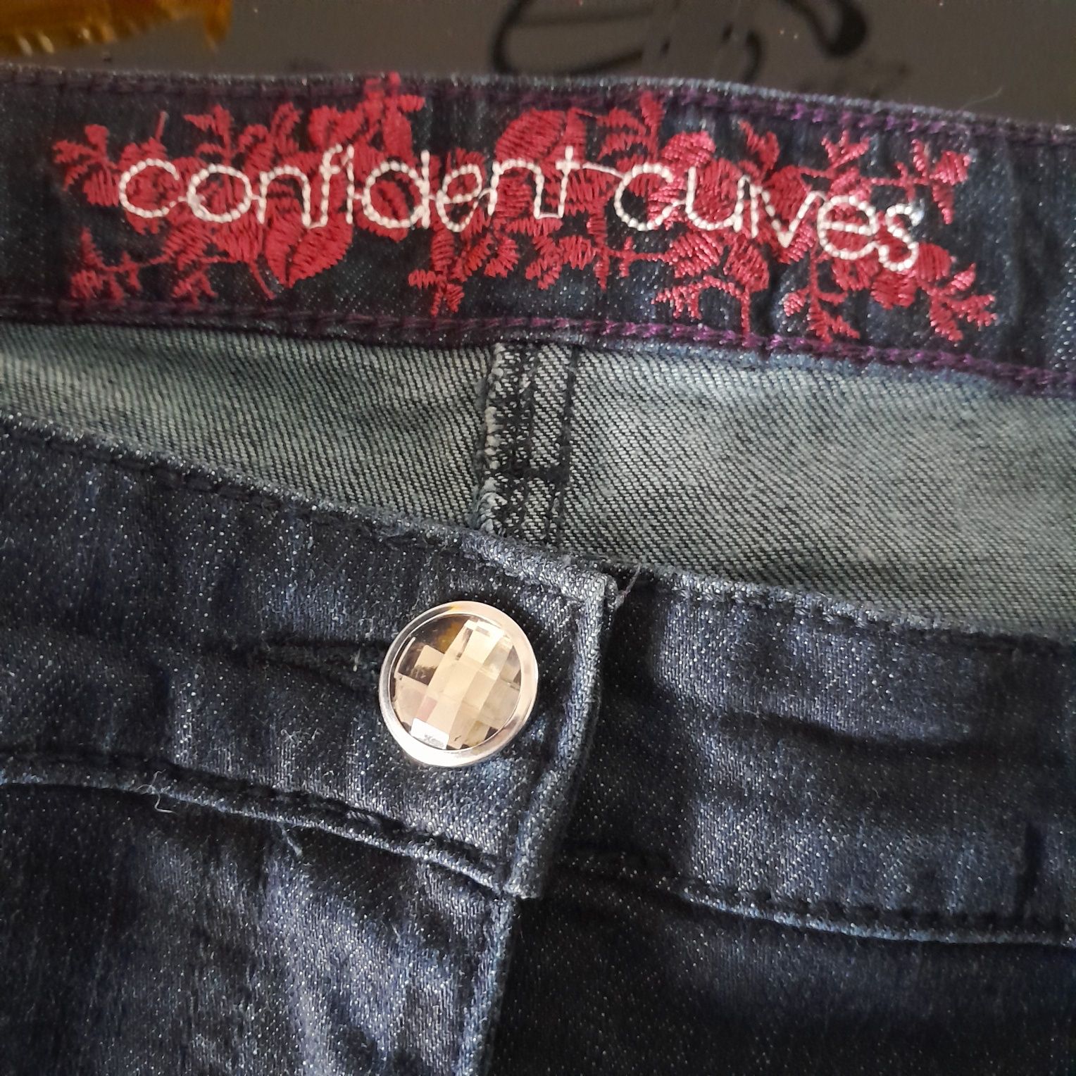 Spodnie jeansowe z dżetami