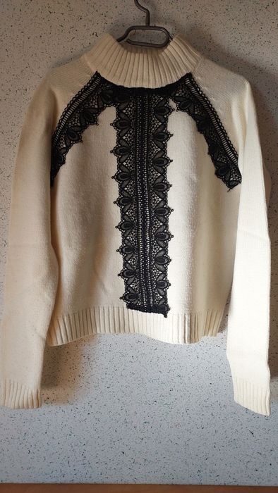 Sweter z koronką ecru