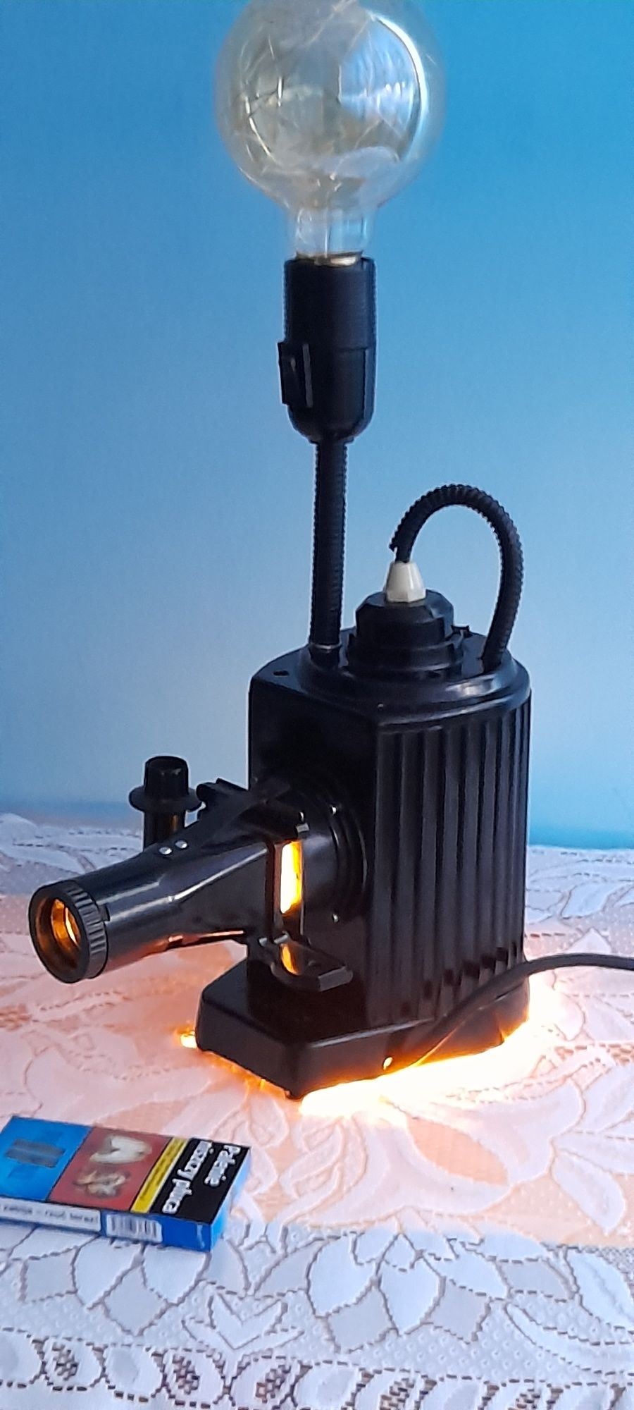 Przepiękna lampa retro z rzutnika Magica  bakielit  Edison