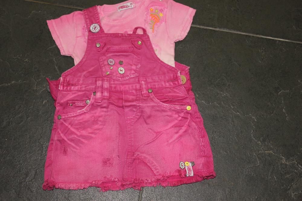 Conjunto vestido "jardineiras" ganga + t-shirt cor de rosa. T.6-9meses