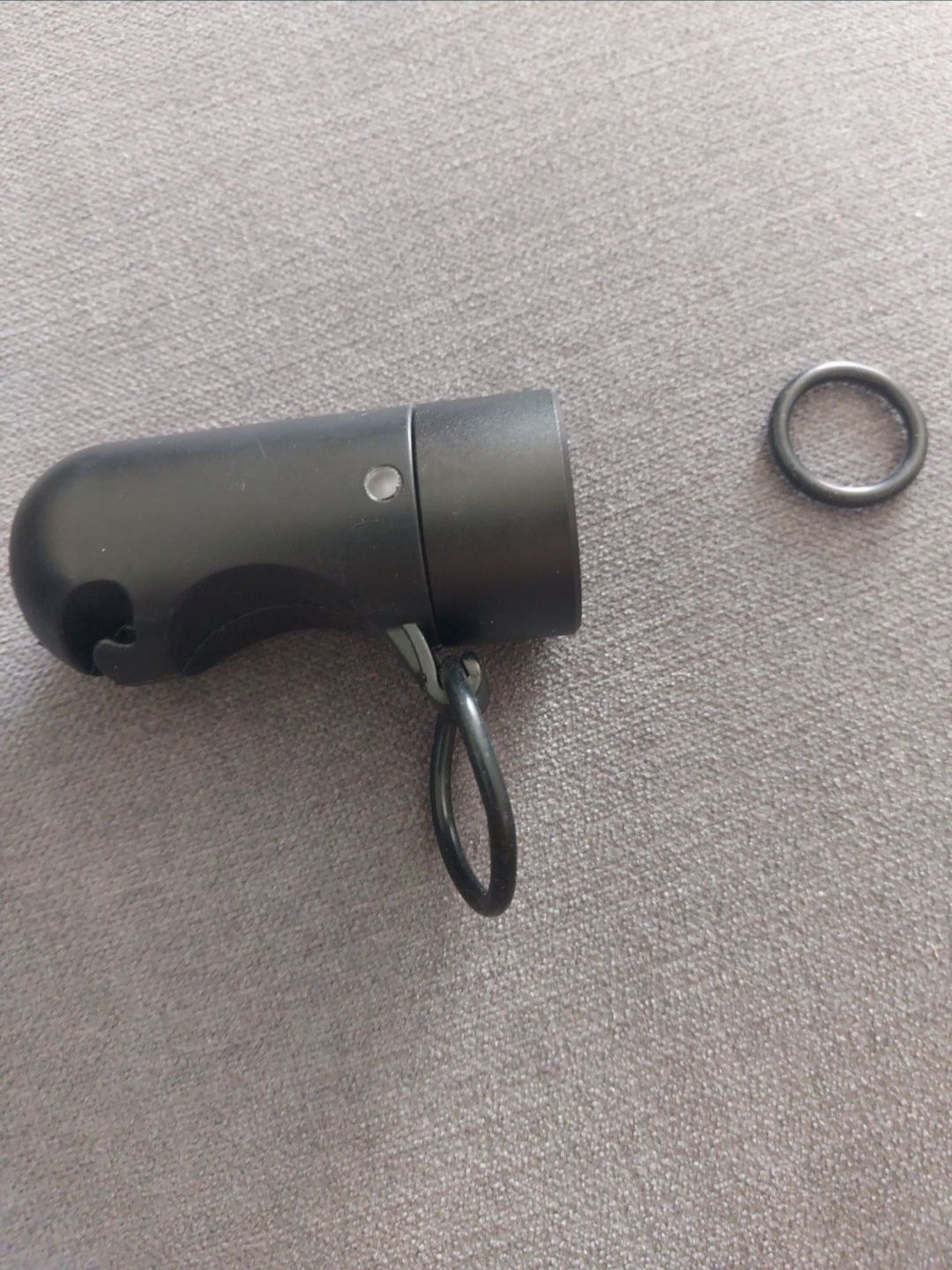 Lampka rowerowa Knog Plug przednie oświetlenie widoczność na drodze
