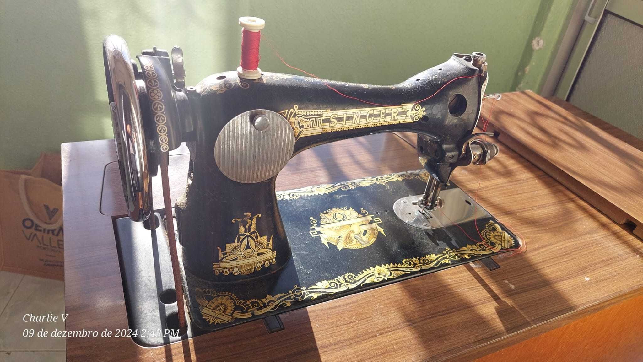 Máquina de Costura Singer 15K com móvel