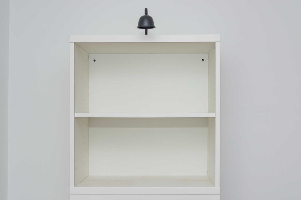 Quatro módulos estante/armário c/ prateleiras e focos