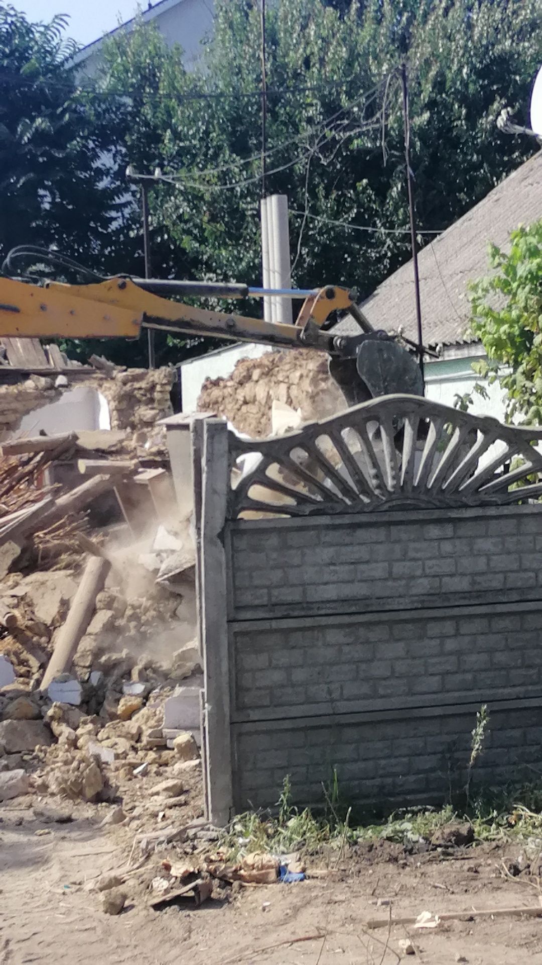 Снос зданий под чистый участок Демонтаж-ные работы вывоз мусора