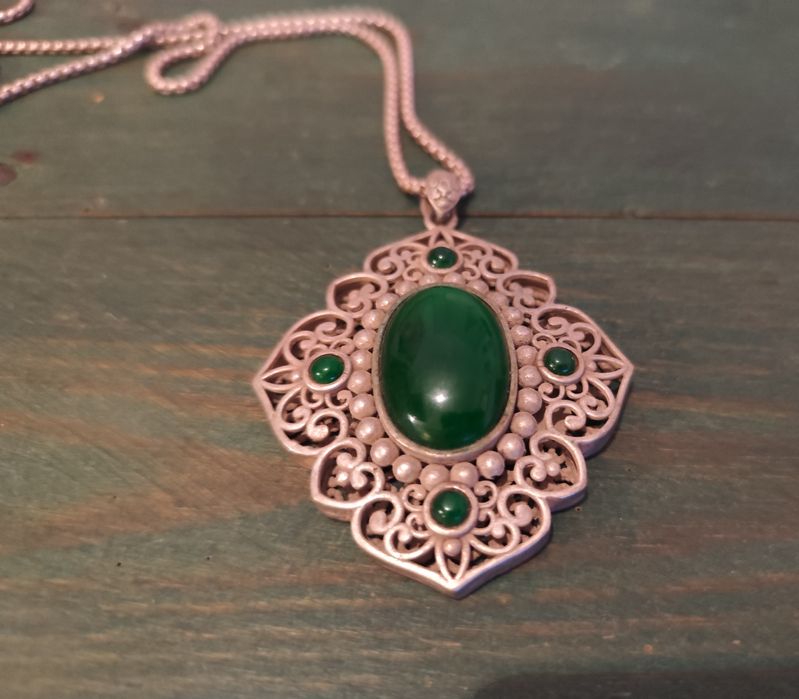 Pulseira e pendente em esmalte e Jade. Valor individual