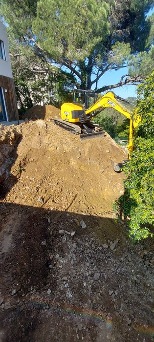 Serviço de retroescavadora e mini giratória de 9 toneladas