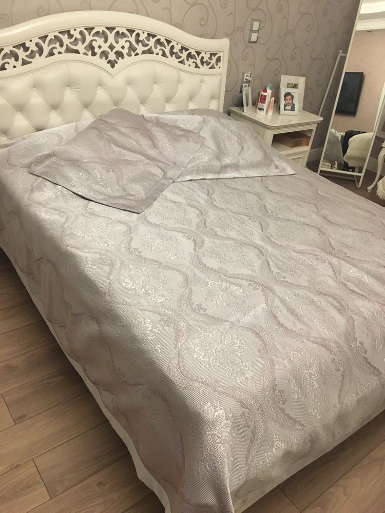 Piękna duża narzuta na łóżko, pokrowce na poduszki jasny fiolet