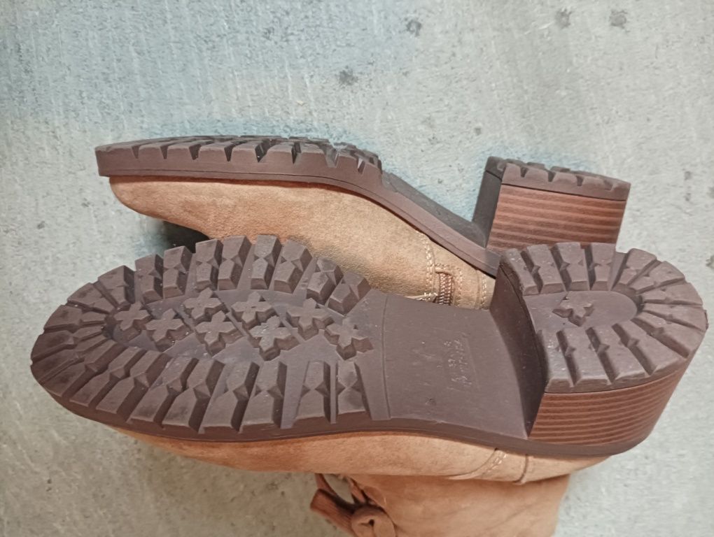 Botas pretas e castanhas