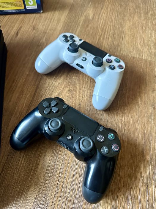 Playstation 4 Pro 1 TB + 2 pady + 15 gier