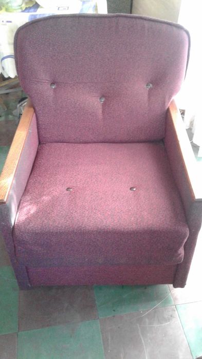 Продам кресло бордового цвета