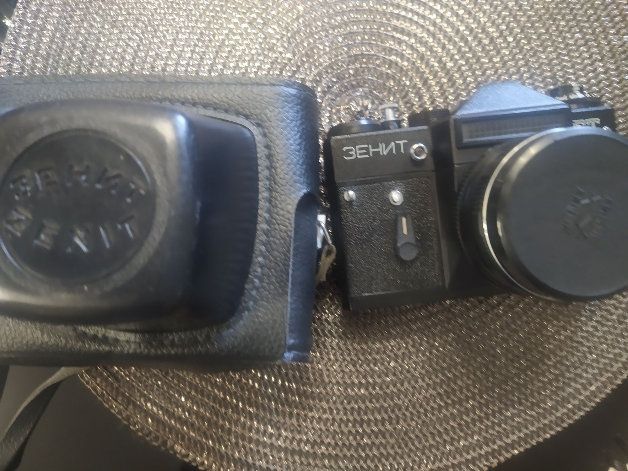 Aparat fotograficzny Zenit z obiektywem HELIOS