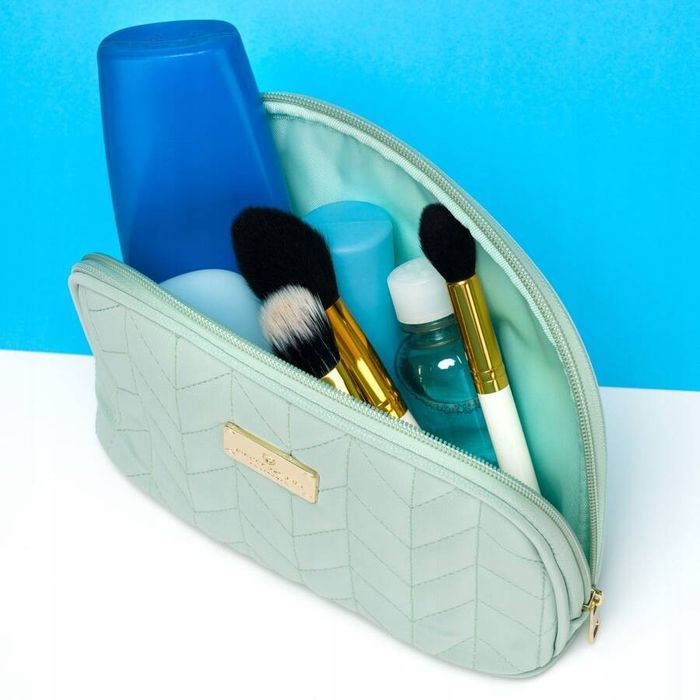 praktyczna kosmetyczka damska w kolorze zielonym pokryta jodełkowym
