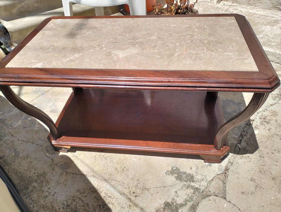 Mesa de madeira e pedra