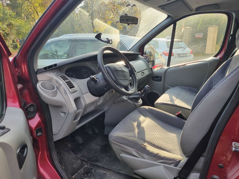 Sprzedam auto Renault Trafic 2.0 dCi 9 osobowy z 2007 roku.