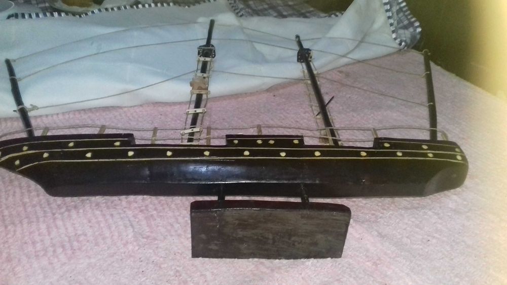 vendo barco em madeira de pau ferro arte africana.