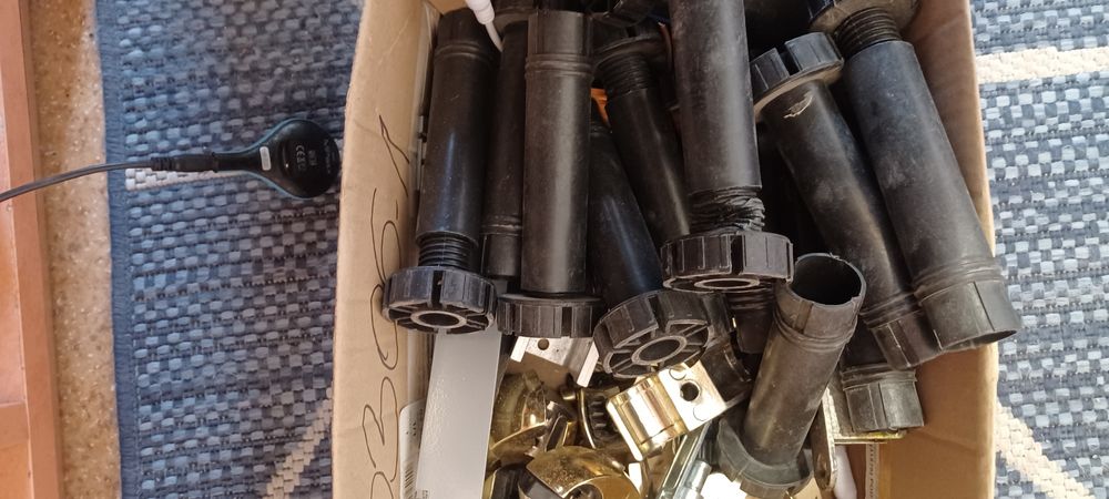 Elementy stolarskie nóżki i łączniki do szyb złote