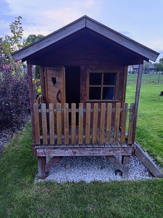 Domek drewniany dla dzieci huśtawka w zestawie