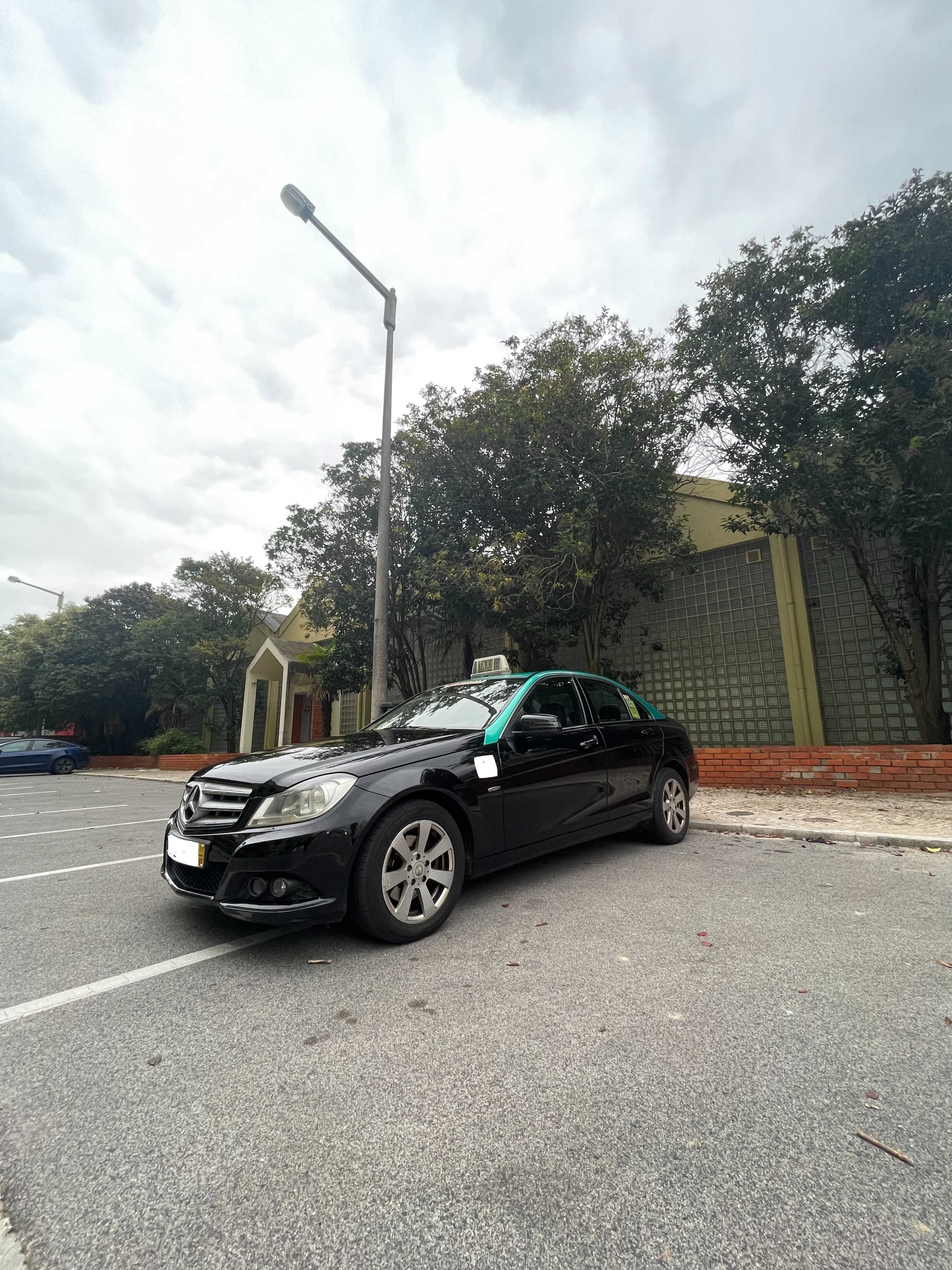 Firma de taxi com alvará e viatura Mercedes Benz C 220