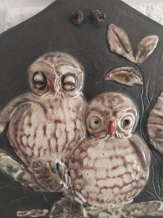 Sowy ceramiczny dekor ścienny.