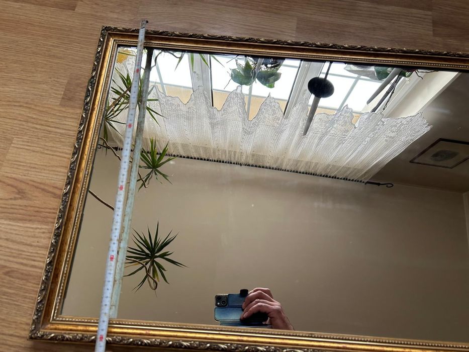 Lustro z ramą koloru złotego