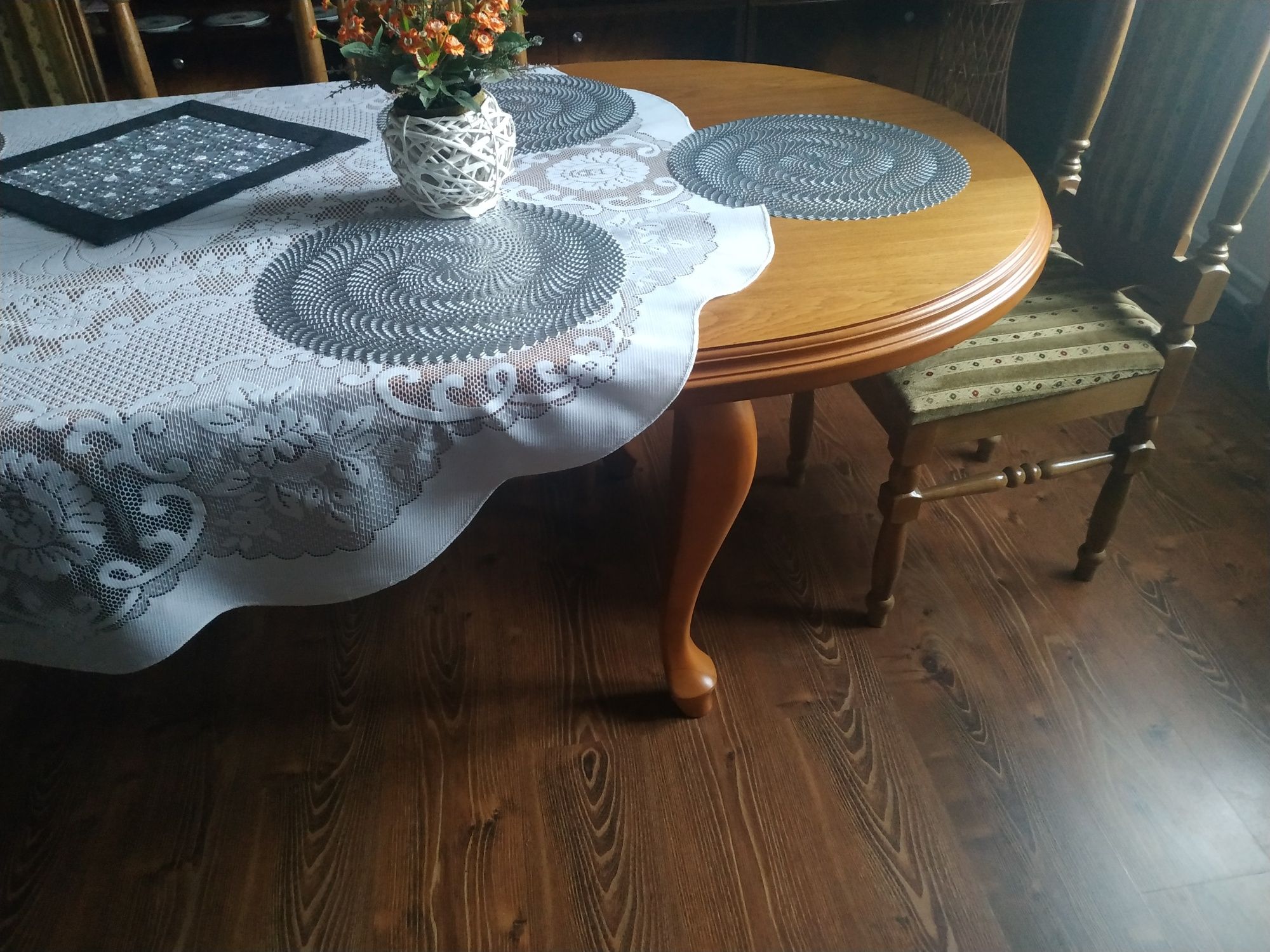 Piękny stół dębowy z 6 masywnymi krzesłami
