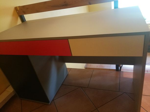 Duże biurko z szufladami