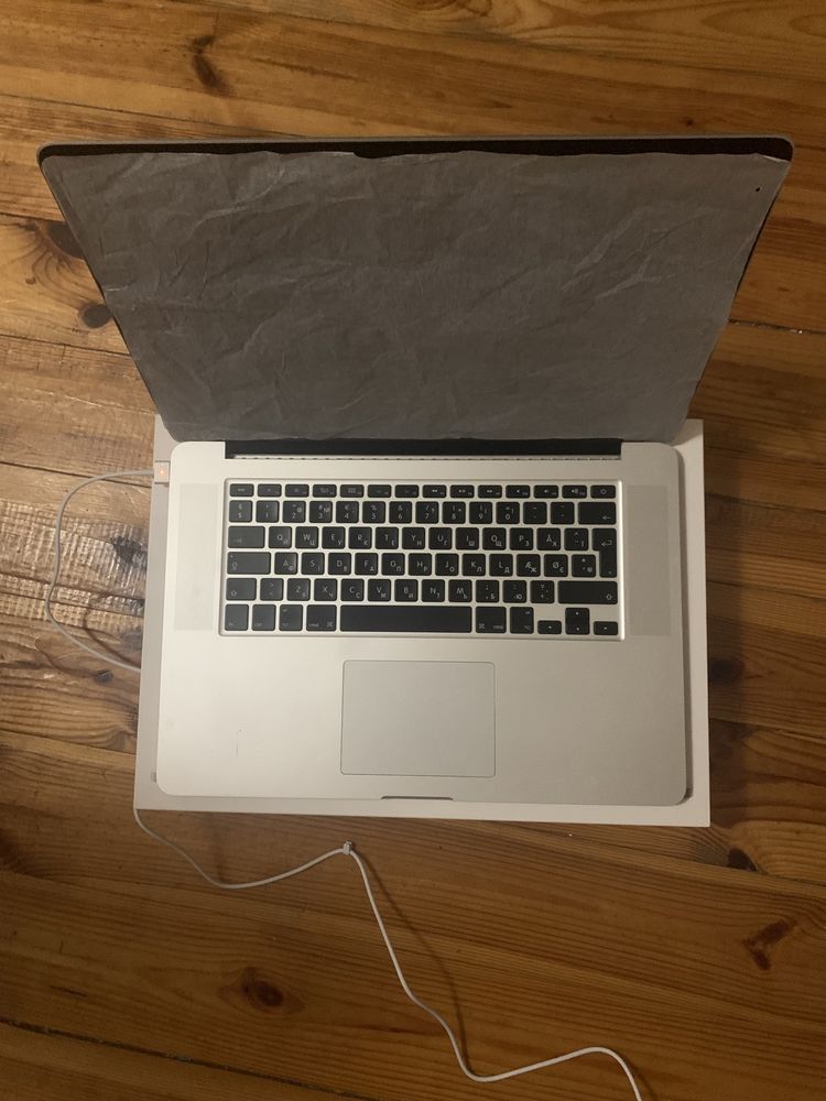 Продам Macbook pro 15 , 8/256гб