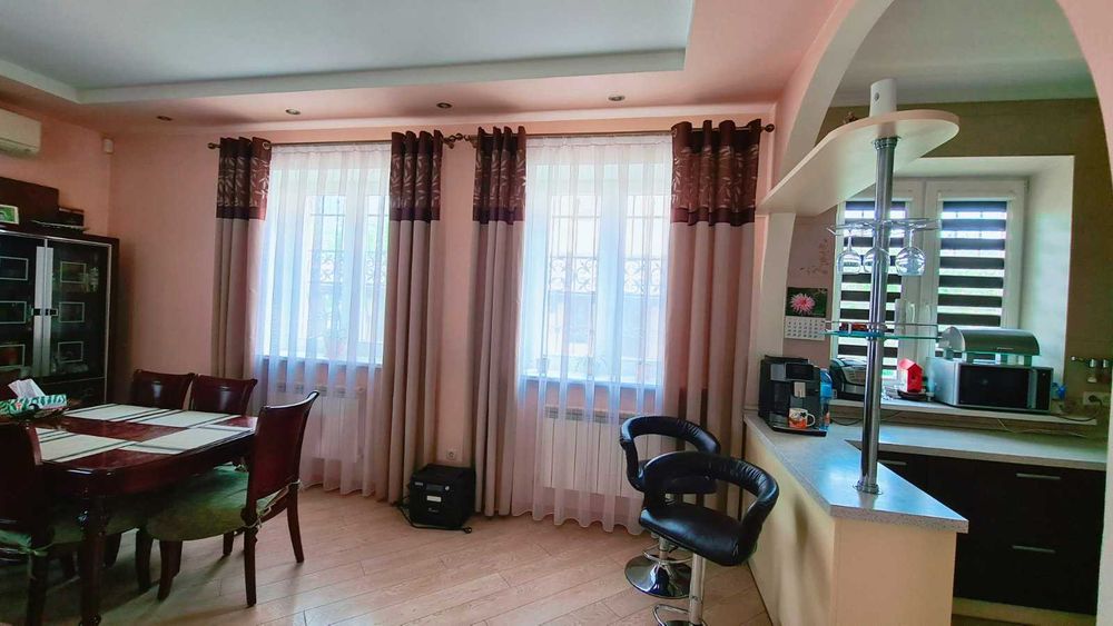 Статний якісний цегляний будинок в центрі міста Бровари