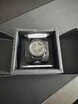 Omega x Swatch - Mission de phase de lune noire Snoopy - SO33B700