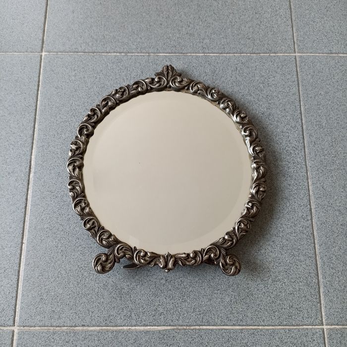 Espelho antigo de mesa em metal trabalhado motivo floral Arte Nova