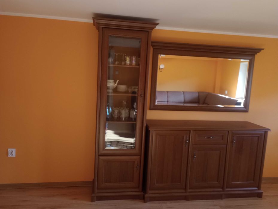 Komoda z lustrem i witryną