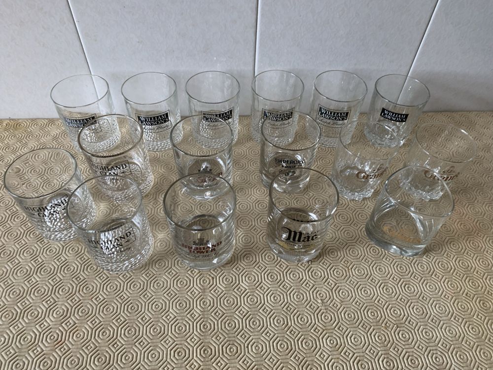 16 copos de whiskey