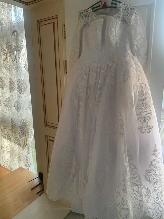 нове весільне плаття + довга фата