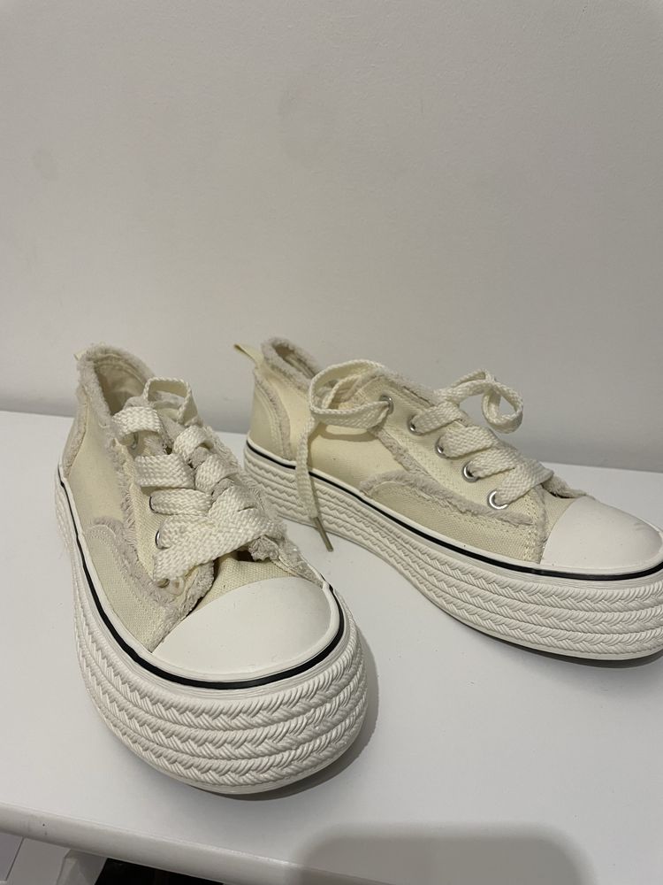 Damskie buty kremowe