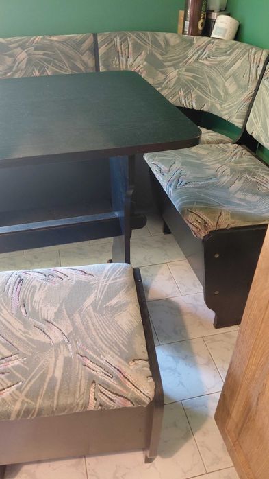 Narożnik kuchenny + stół + dwie pufy