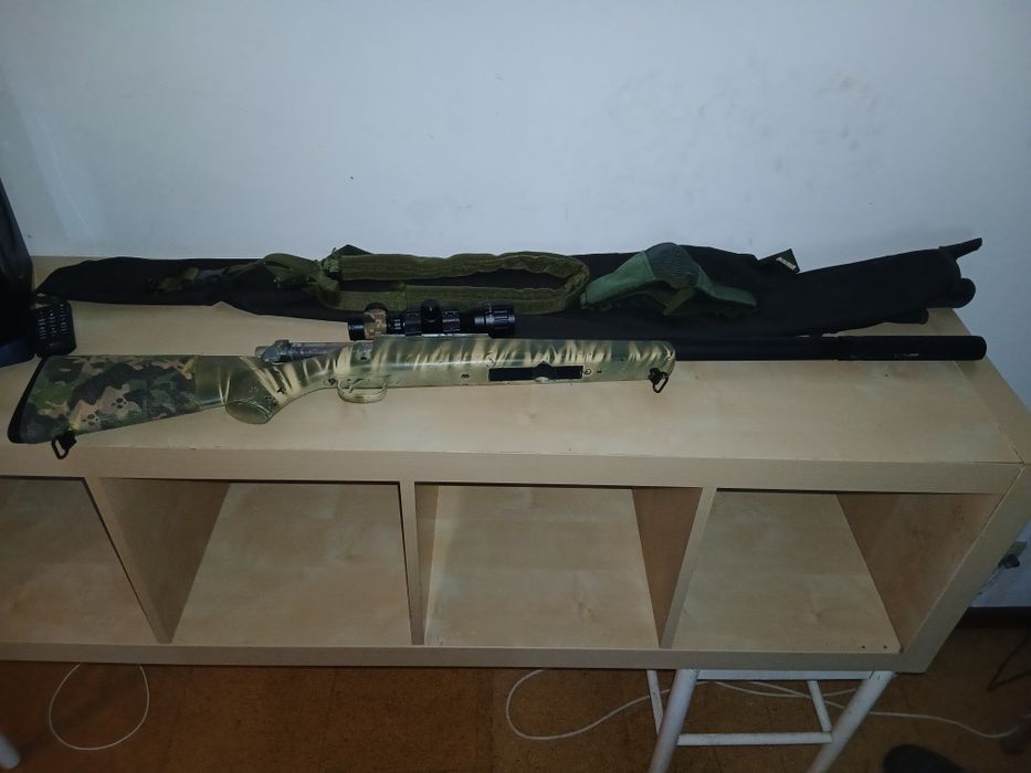 Réplica de airsoft com alguns equipamentos