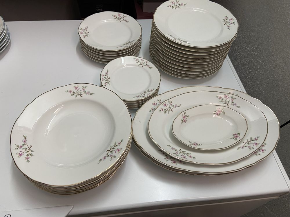 Conjunto de pratos muito antigos