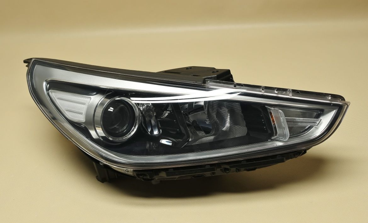 Reflektor lampa Hyundai i30 prawy