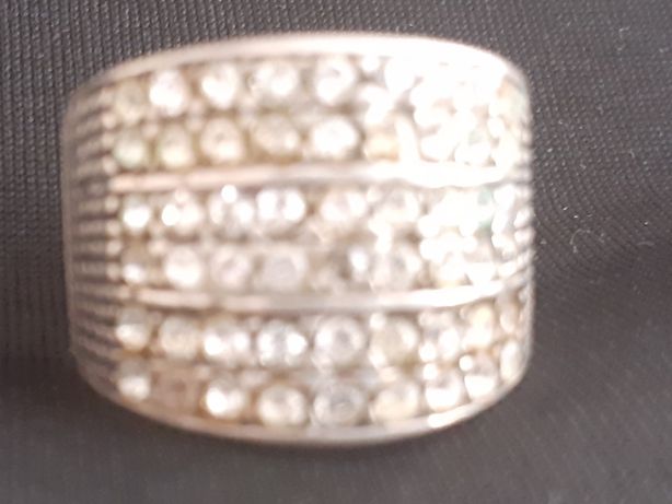 Srebrny pierścionek z cyrkoniami