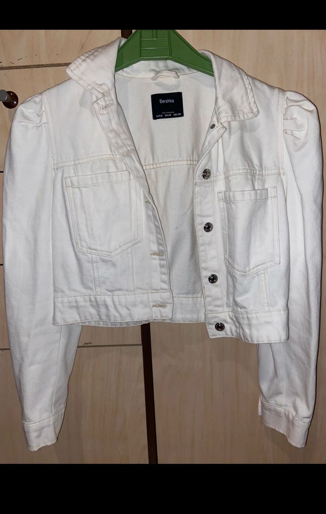 Biała kurtka dżinsowa krótka.